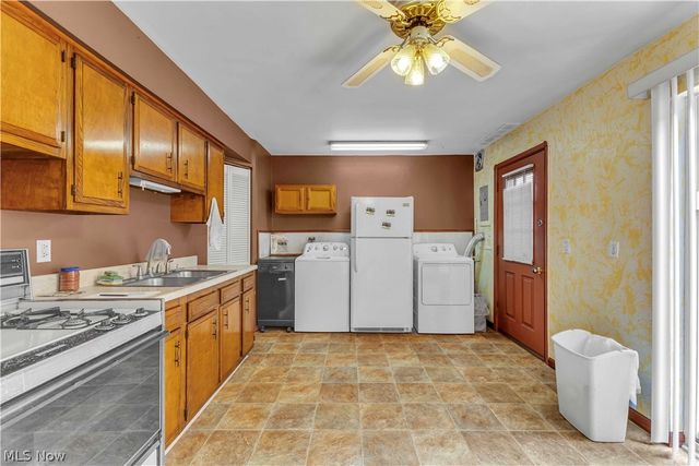 6051 Glenway Drive Q, Brook Park, OH 44142