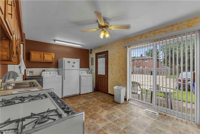 6051 Glenway Drive Q, Brook Park, OH 44142