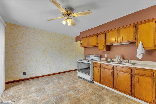 6051 Glenway Drive Q, Brook Park, OH 44142