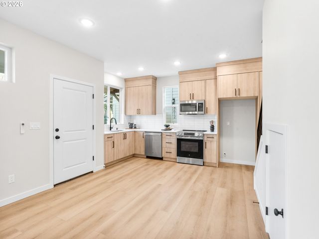 8630 Sw 21st Ave 1, Portland, OR 97213