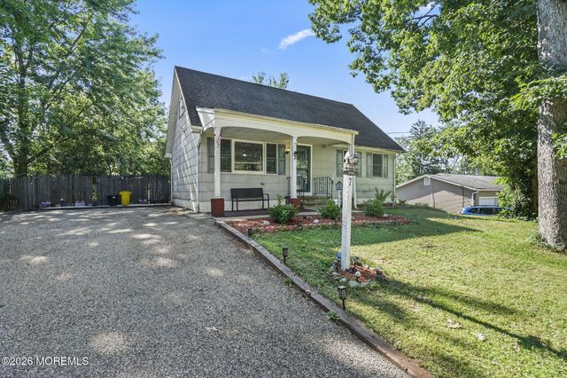 7 Princeton Drive, Jackson, NJ 08527