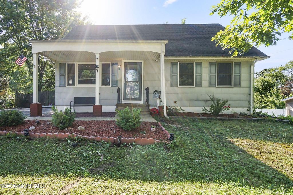 7 Princeton Drive, Jackson, NJ 08527