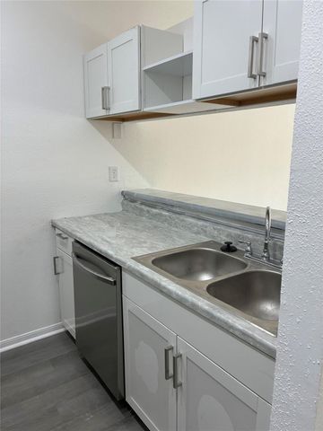 2121 El Paseo Street 1807, Houston, TX 77054