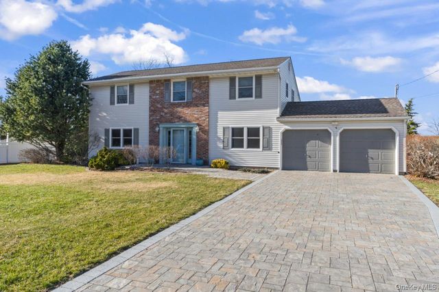 11 Dennard Road, Hauppauge, NY 11788