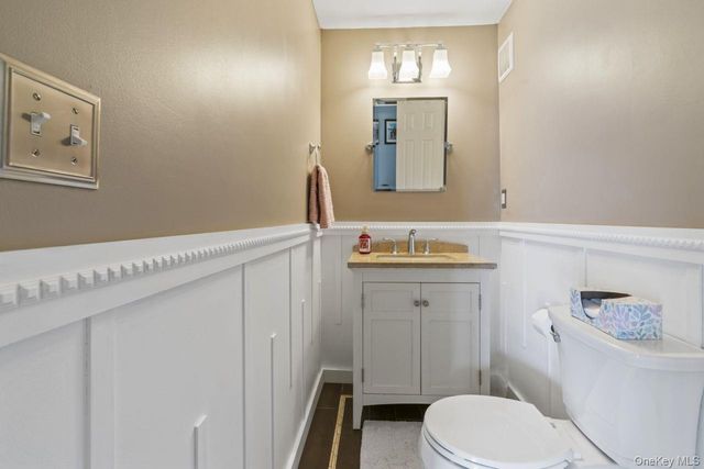 11 Dennard Road, Hauppauge, NY 11788