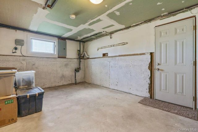 11 Dennard Road, Hauppauge, NY 11788