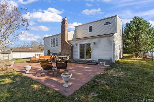 11 Dennard Road, Hauppauge, NY 11788