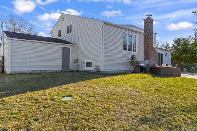 11 Dennard Road, Hauppauge, NY 11788