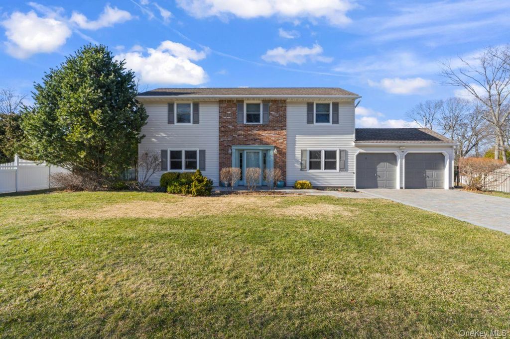 11 Dennard Road, Hauppauge, NY 11788