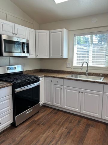 726 N Mooney Boulevard, Visalia, CA 93291