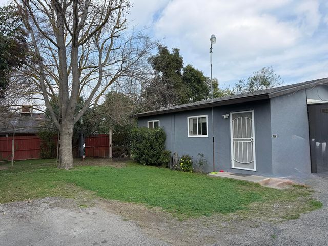 726 N Mooney Boulevard, Visalia, CA 93291