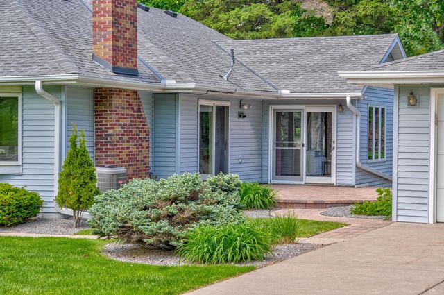 2201 Roselawn Avenue W, Roseville, MN 55113