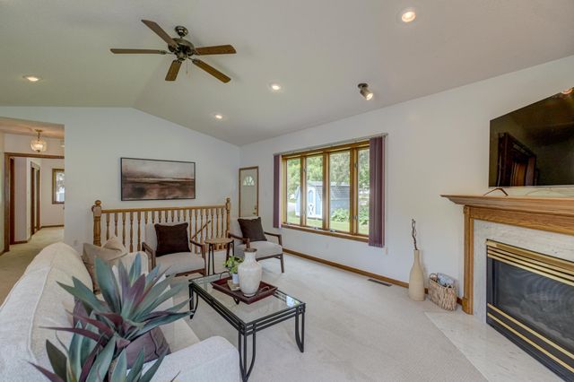 2201 Roselawn Avenue W, Roseville, MN 55113