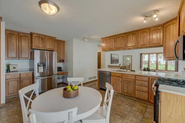 2201 Roselawn Avenue W, Roseville, MN 55113