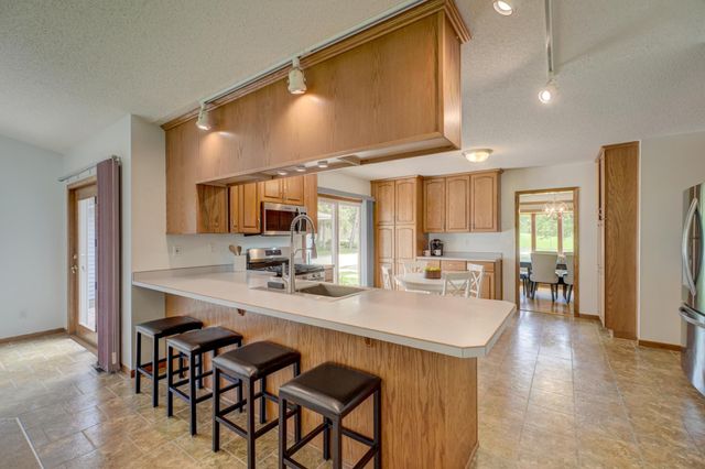 2201 Roselawn Avenue W, Roseville, MN 55113