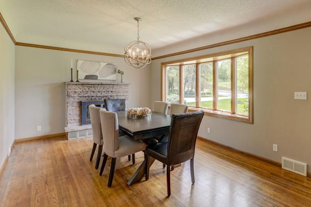 2201 Roselawn Avenue W, Roseville, MN 55113