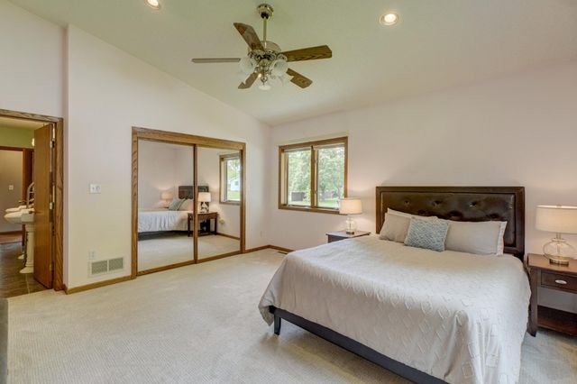2201 Roselawn Avenue W, Roseville, MN 55113