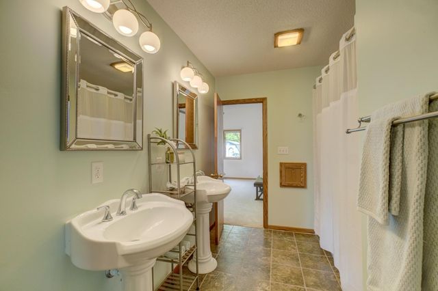 2201 Roselawn Avenue W, Roseville, MN 55113