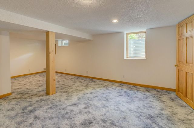 2201 Roselawn Avenue W, Roseville, MN 55113