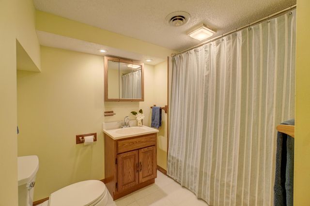2201 Roselawn Avenue W, Roseville, MN 55113
