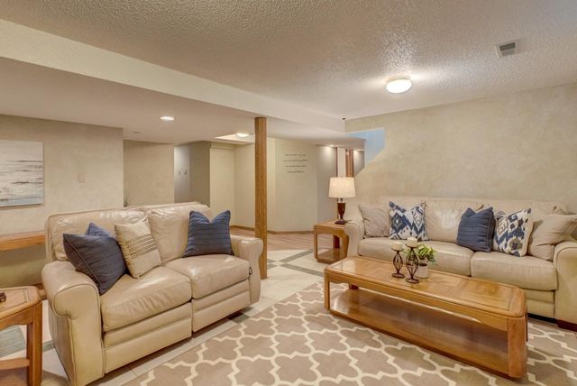 2201 Roselawn Avenue W, Roseville, MN 55113