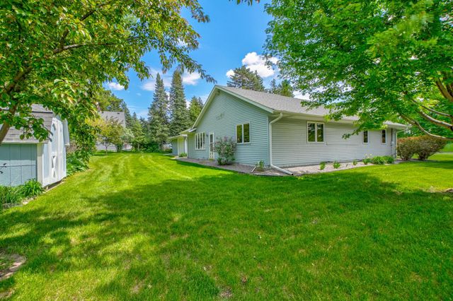 2201 Roselawn Avenue W, Roseville, MN 55113