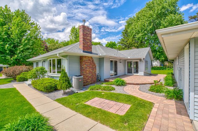2201 Roselawn Avenue W, Roseville, MN 55113