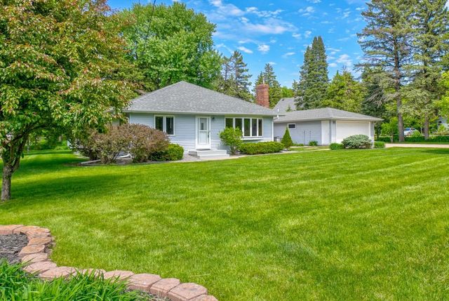 2201 Roselawn Avenue W, Roseville, MN 55113