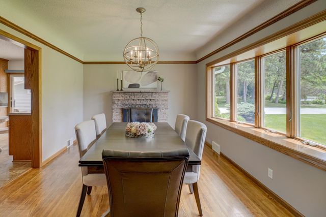 2201 Roselawn Avenue W, Roseville, MN 55113