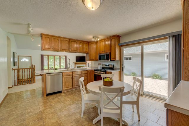 2201 Roselawn Avenue W, Roseville, MN 55113