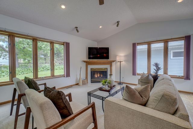 2201 Roselawn Avenue W, Roseville, MN 55113