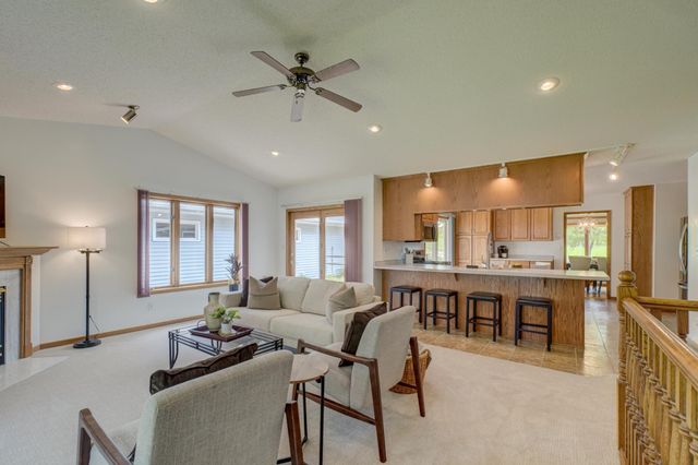 2201 Roselawn Avenue W, Roseville, MN 55113