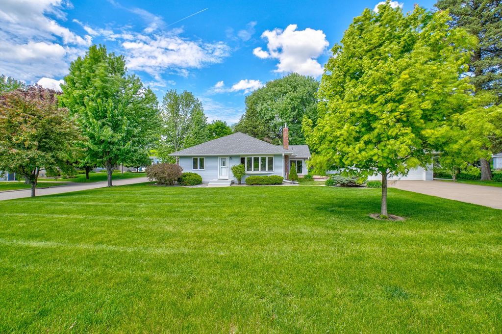 2201 Roselawn Avenue W, Roseville, MN 55113