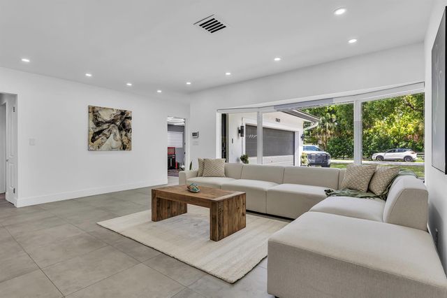 11821 NW 6th Court, Plantation, FL 33325