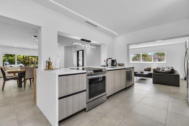 11821 NW 6th Court, Plantation, FL 33325