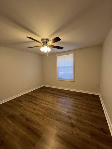 2421 Madison St Apt 13, Clarksville, TN 37043