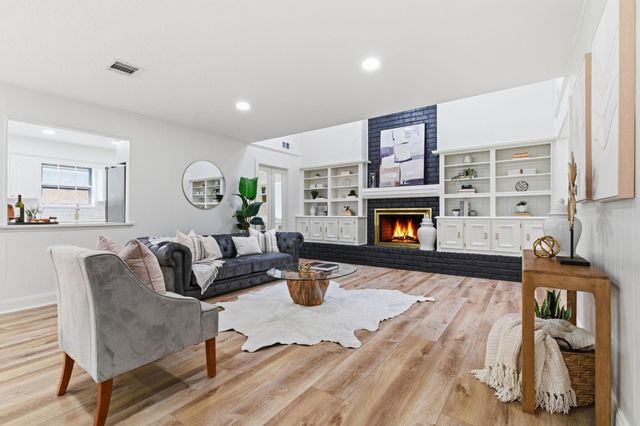 5 Devonshire Drive, Conroe, TX 77304