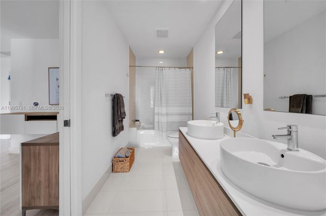 121 NE 34th St L606, Miami, FL 33137