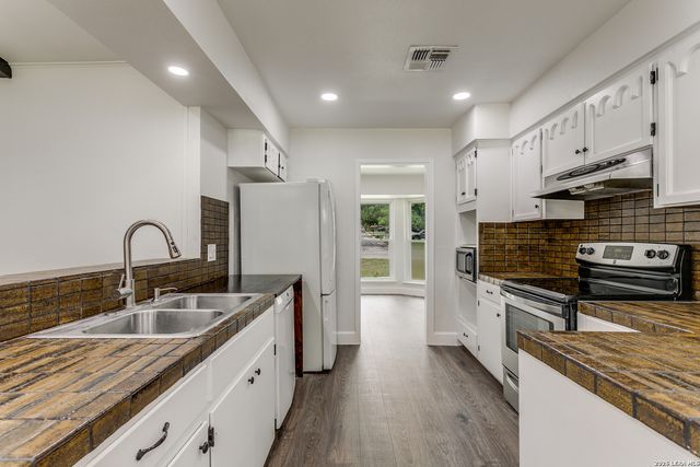 1518 Deer Run St, San Antonio, TX 78232