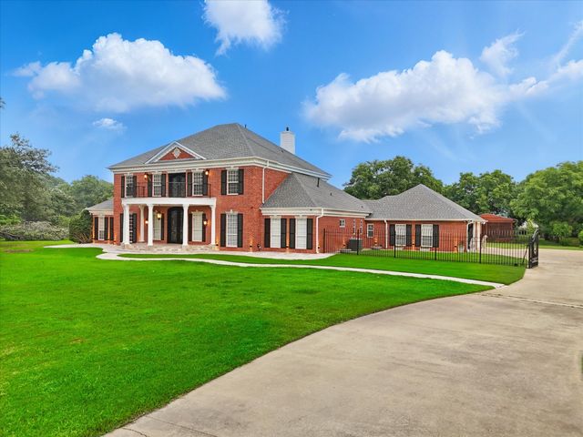 6260 Oak Hollow Drive, Burleson, TX 76028