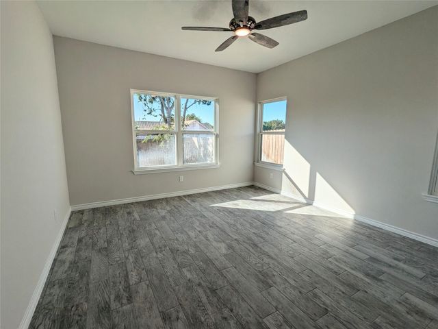 1712 E Avenue G, Lampasas, TX 76550