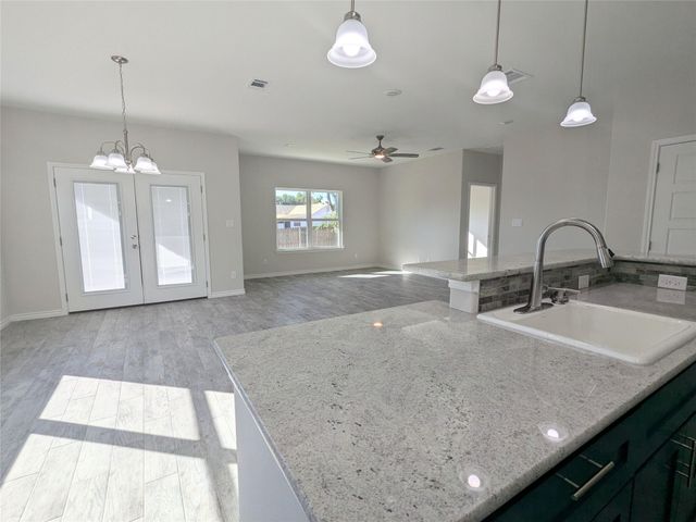 1712 E Avenue G, Lampasas, TX 76550