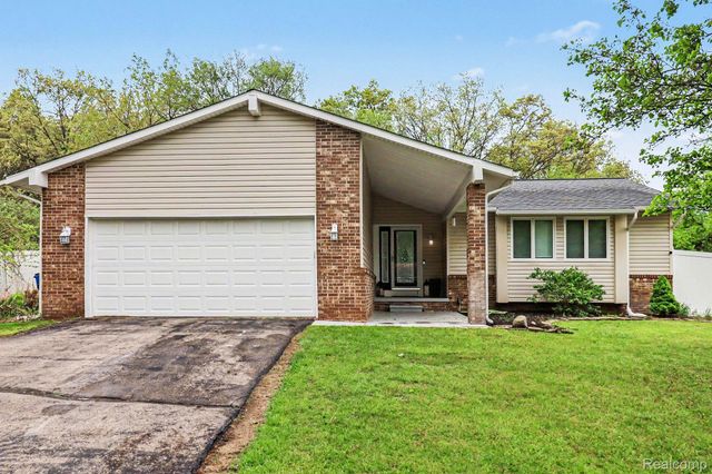 2770 Shady Hollow Drive, White Lake Charter Township, MI 48383