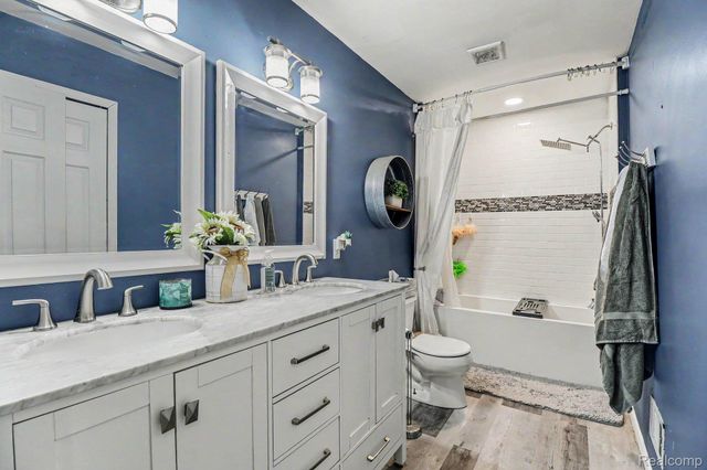 2770 Shady Hollow Drive, White Lake Charter Township, MI 48383