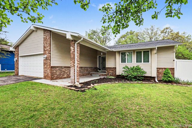 2770 Shady Hollow Drive, White Lake Charter Township, MI 48383