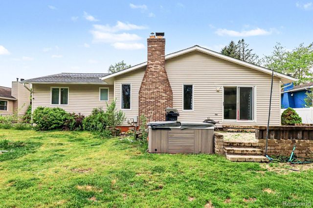 2770 Shady Hollow Drive, White Lake Charter Township, MI 48383