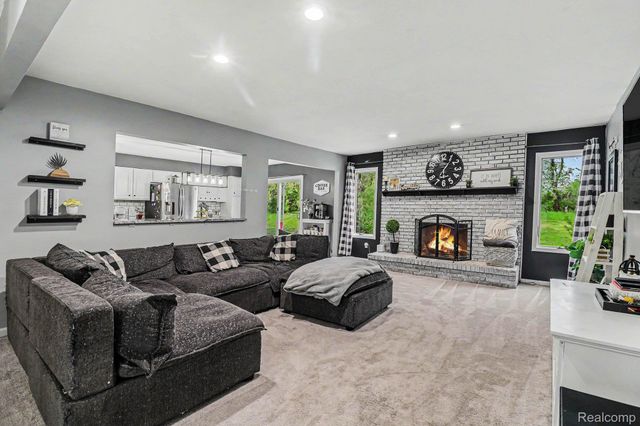2770 Shady Hollow Drive, White Lake Charter Township, MI 48383