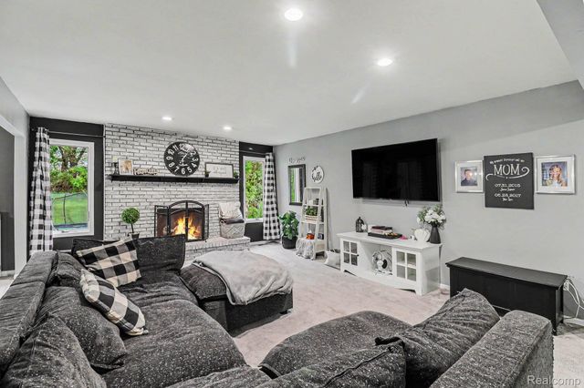 2770 Shady Hollow Drive, White Lake Charter Township, MI 48383