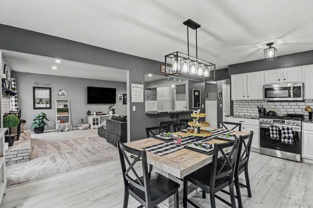 2770 Shady Hollow Drive, White Lake Charter Township, MI 48383