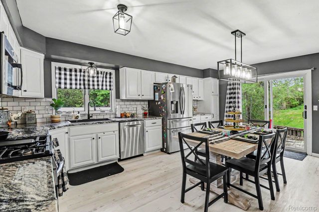 2770 Shady Hollow Drive, White Lake Charter Township, MI 48383